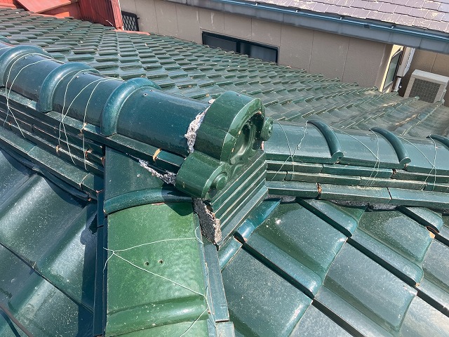 鬼瓦を巻いている漆喰が劣化